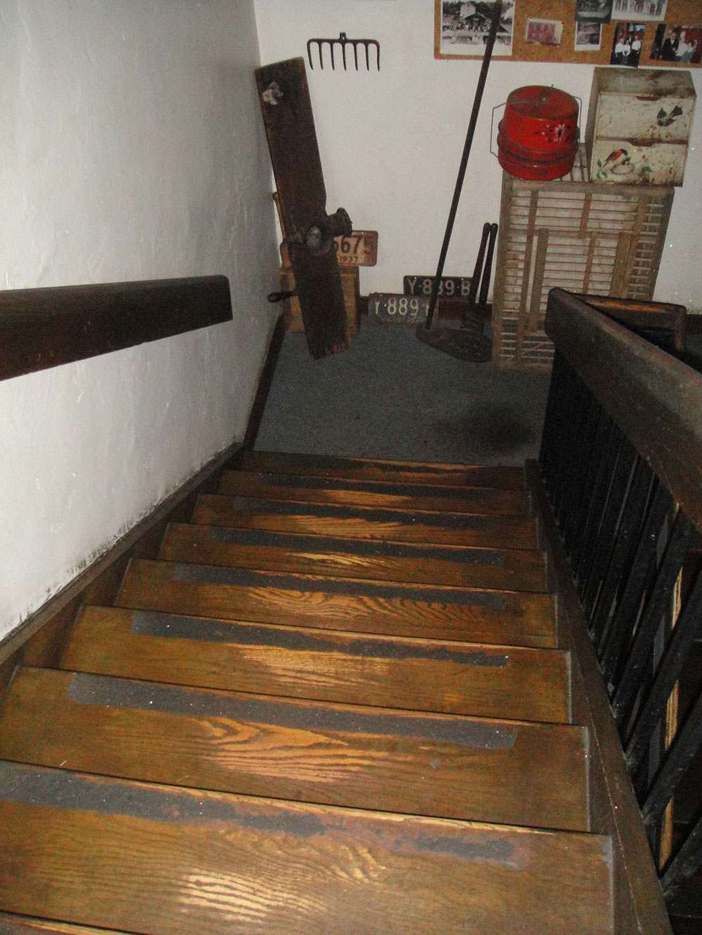 Clay-Haus-Restaurant-in-Somerset-OH-Stairs-1